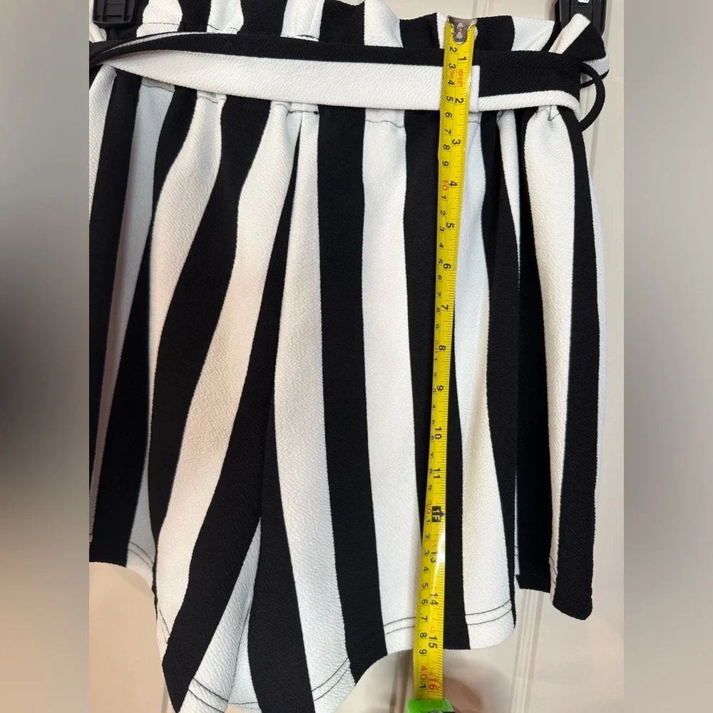 3/for $15 🍒 SHEIN High Waist Striped Black, White Shorts (Women’s Size Medium)